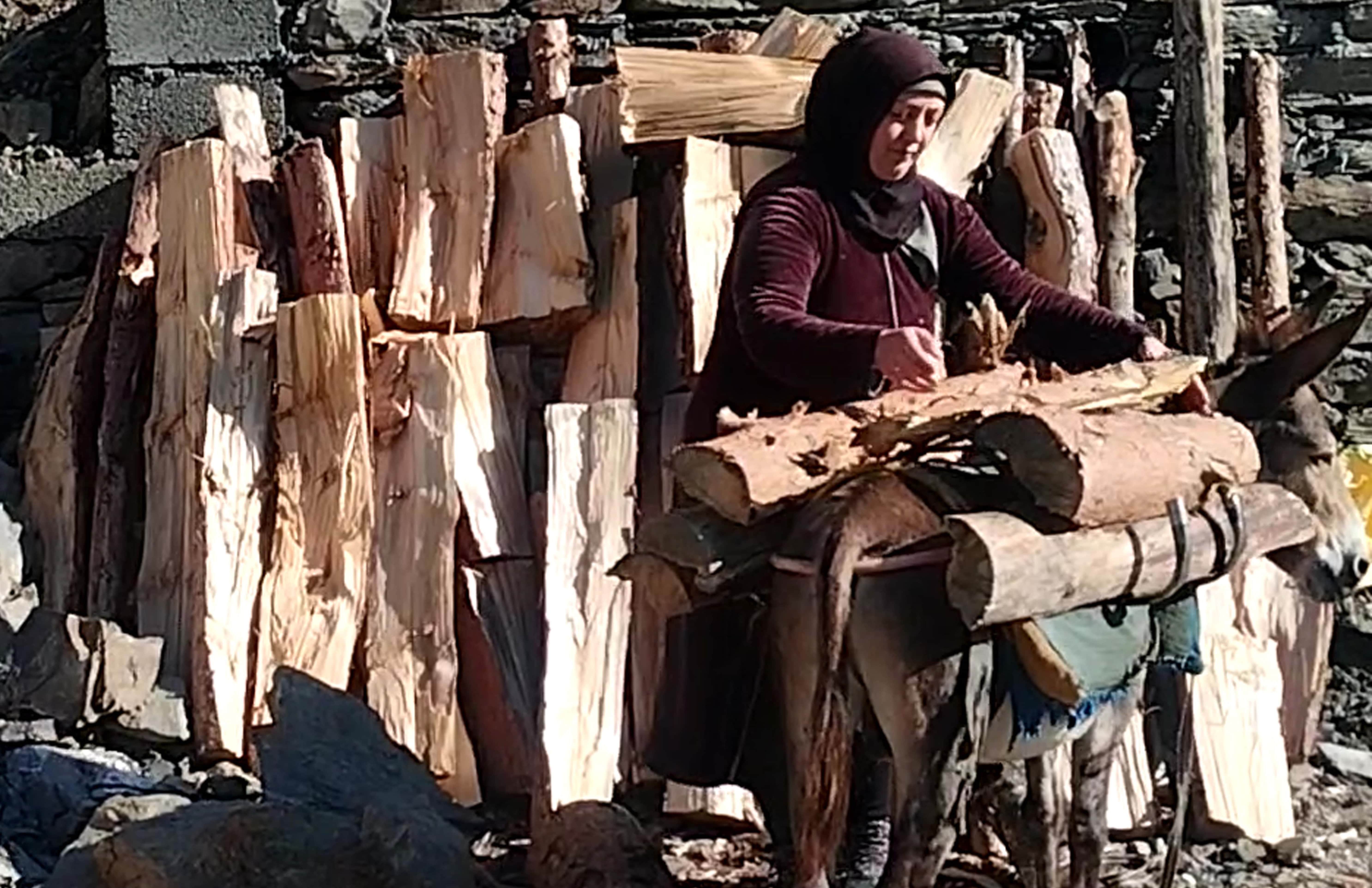 Социальный работник Тляратинского Комплексного центра Минтруда РД Хава Меджидова помогает подготовиться своим подопечным к зимнему сезону.