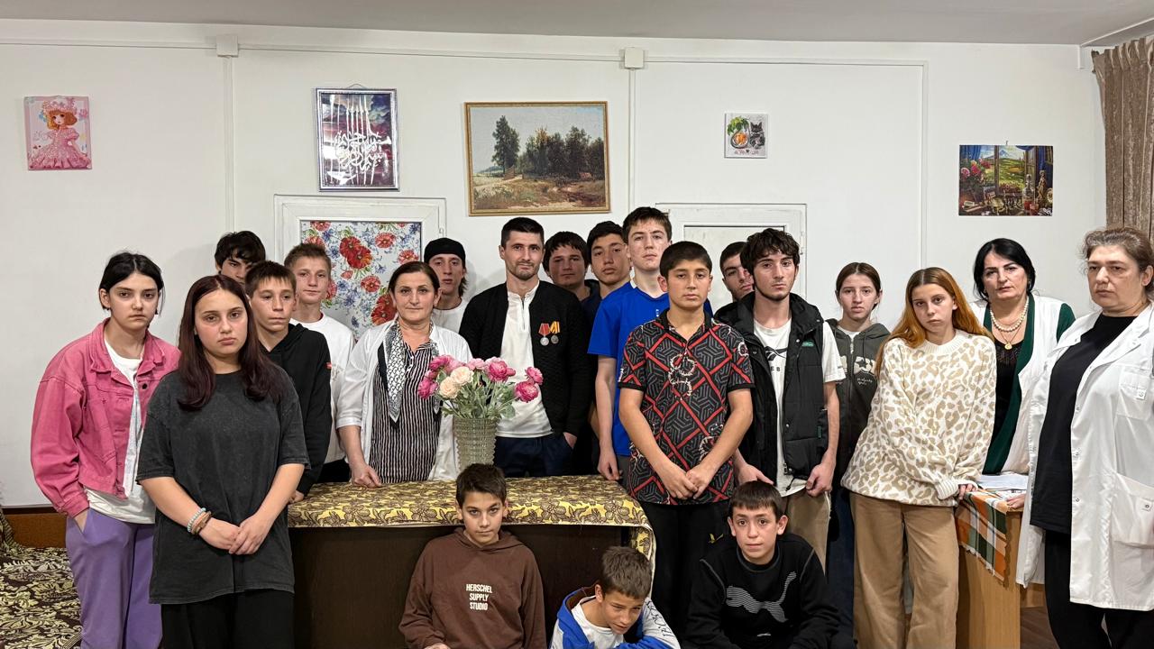 Участник СВО, выпускник  Асалиев Замин Ибрагимович в гостях у воспитанников детского дома