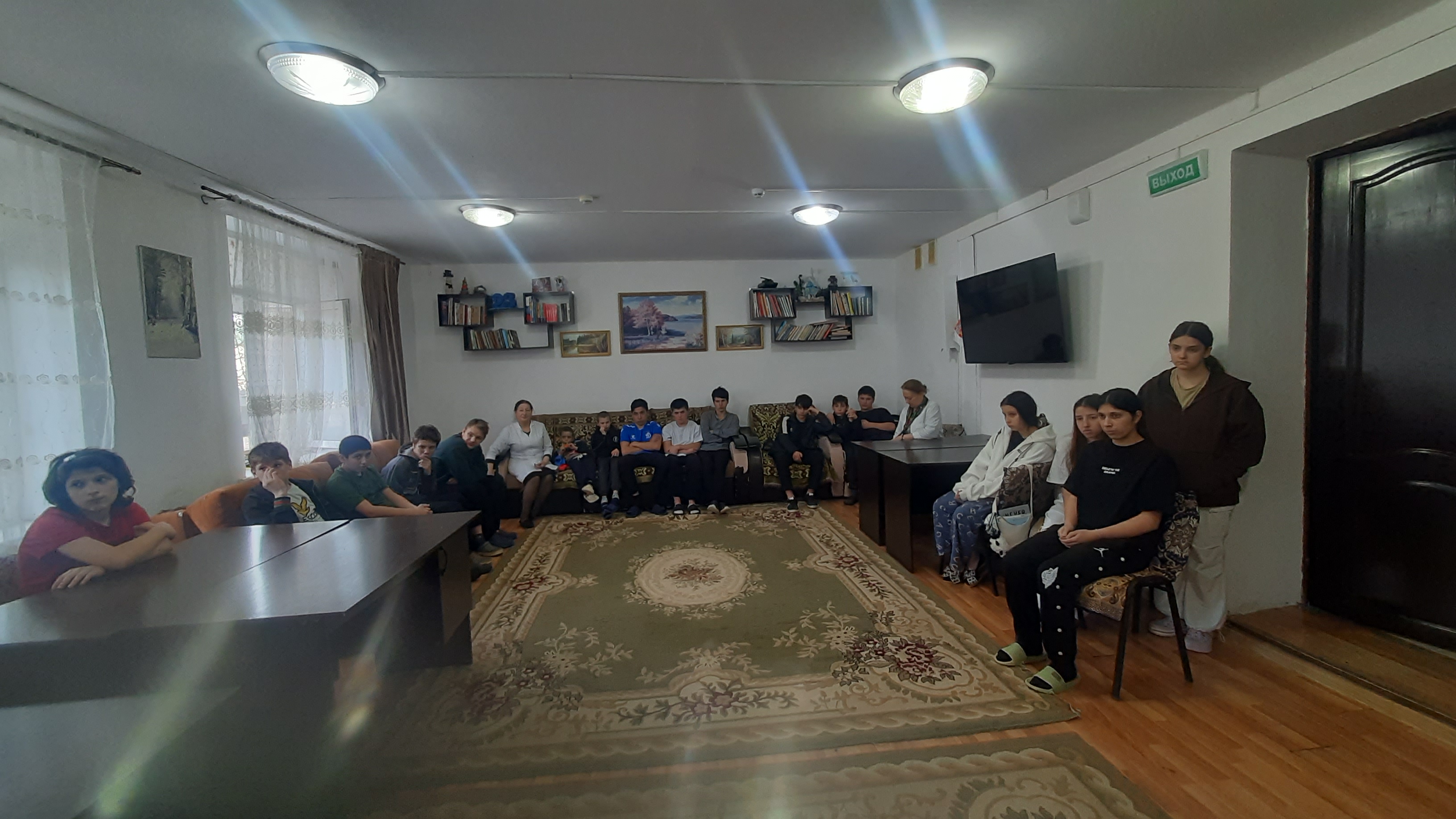 Дарение книг - дар знаний:   встреча с сотрудниками городской библиотеки г. Избербаш.