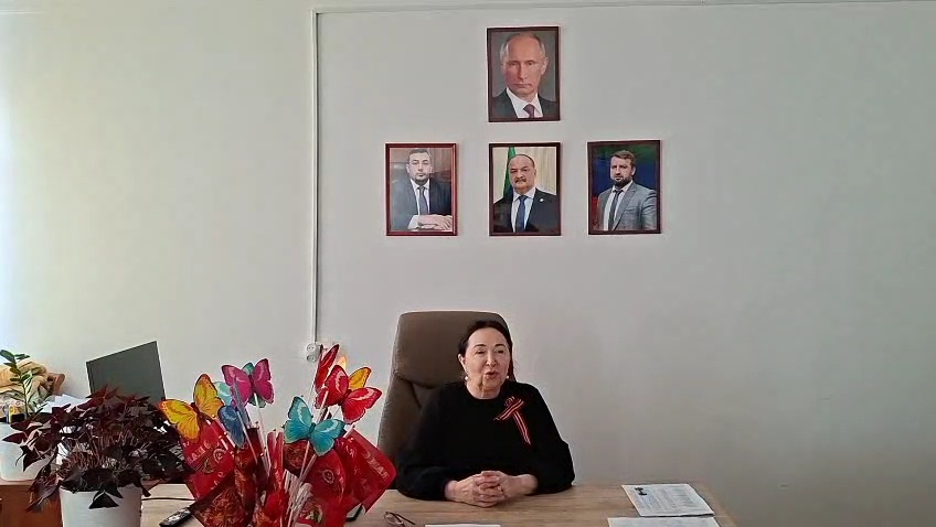 Администрация детского дома и сотрудники приняли участие во флешмобе, где читали стихи, посвящённые "Знамени Победы".