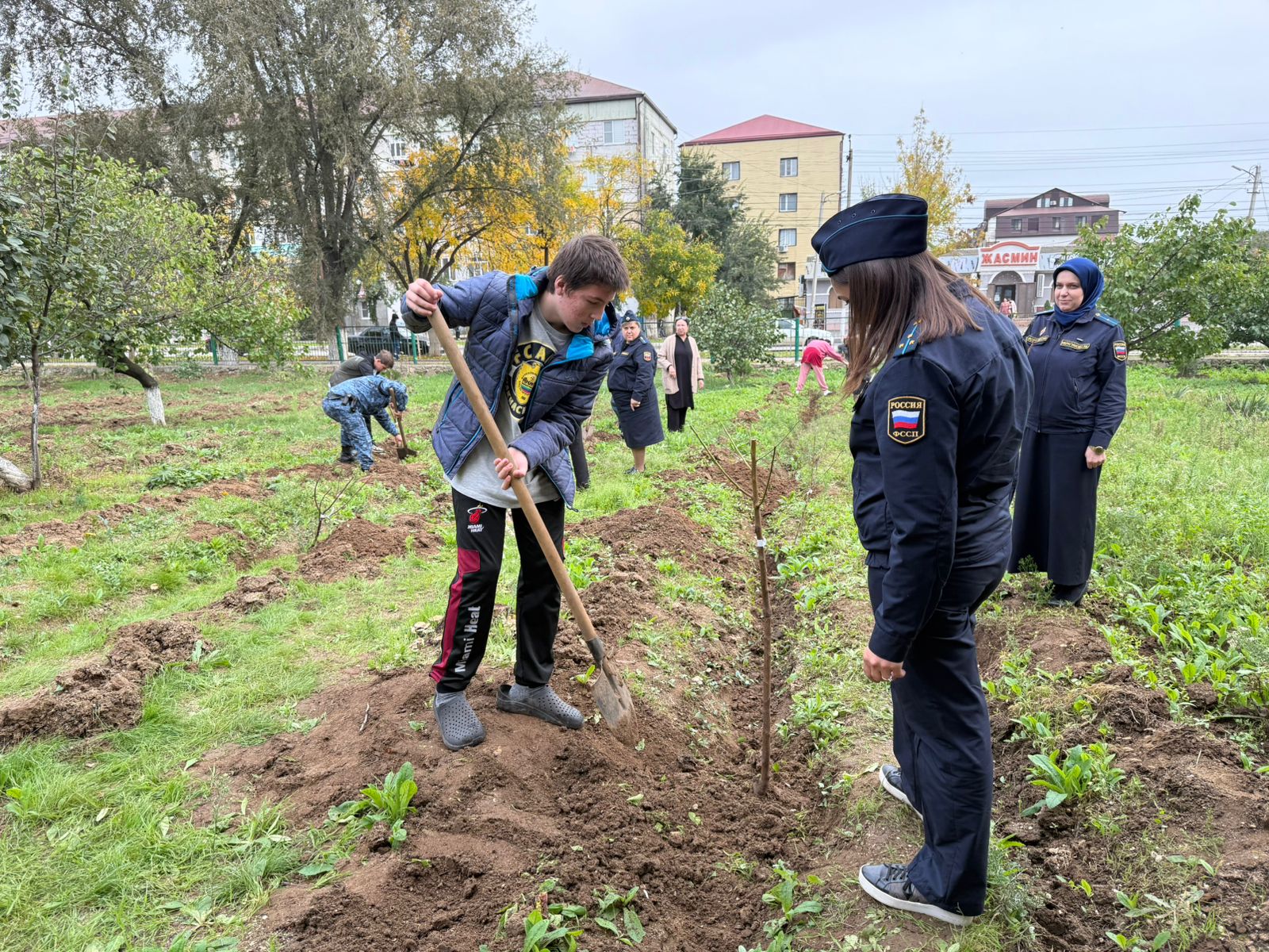 Сотрудники Управления Федеральной службы судебных приставов по Республике Дагестан в Детском доме №7 г.Избербаша провели акцию «Посади дерево!»
