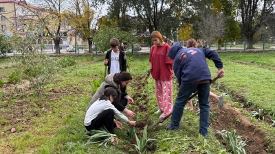 «Детский дом – наш дом, нам заботиться о нём» под таким девизом  воспитанники детского дома облагораживают свой сад посадкой цветами.