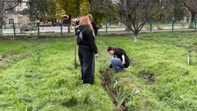 «Детский дом – наш дом, нам заботиться о нём» под таким девизом  воспитанники детского дома облагораживают свой сад посадкой цветами.