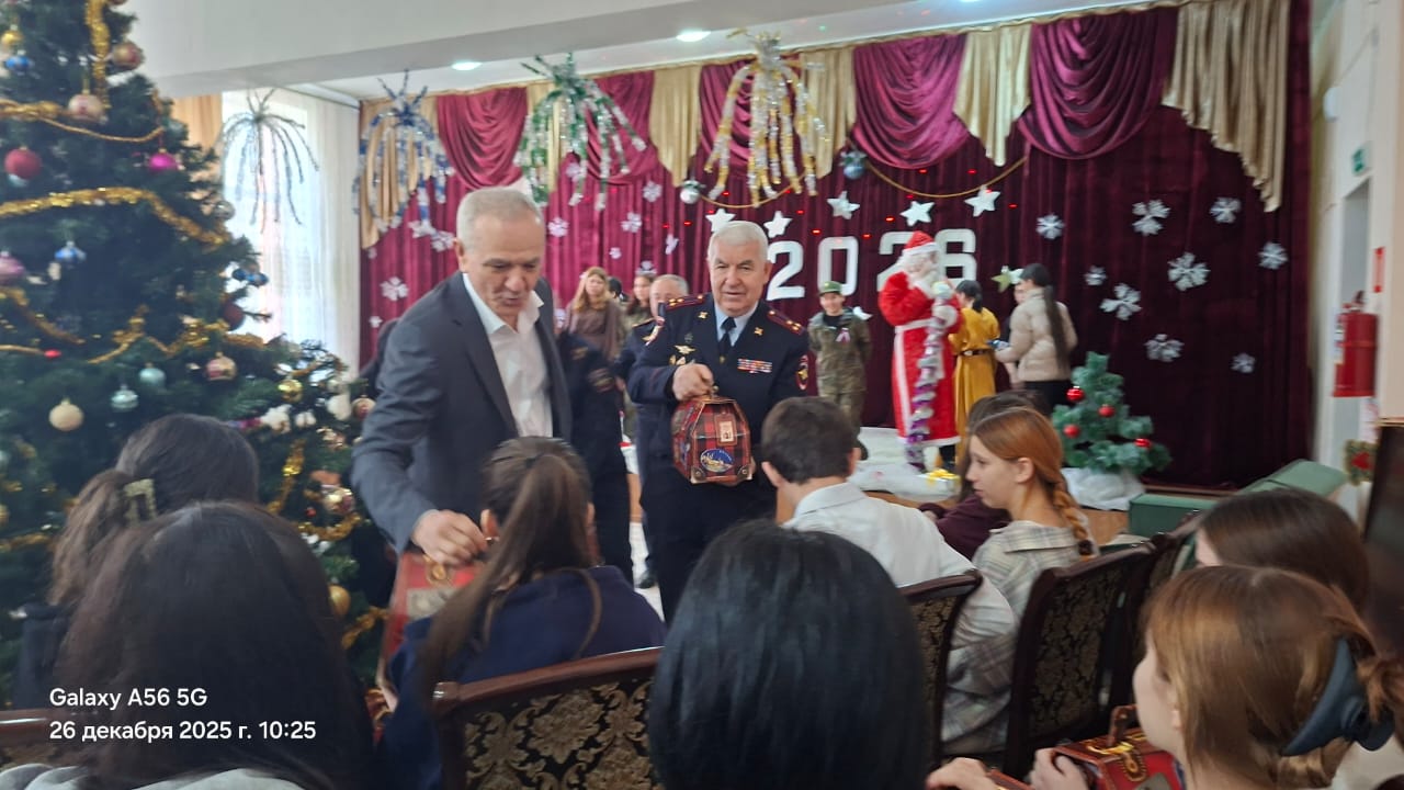 Сегодня Министр внутренних дел по РД Абдурашид Магомедович Магомедов в «Детском доме№7» Министерства труда и социального развития РД,