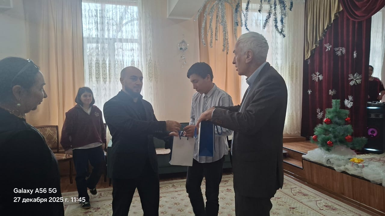38 ребят из детского дома№7 Избербаш, подопечные Министерства труда и социального развития РД  получили подарки на Новый год.