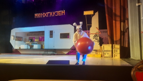 Поездка воспитанников детского дома на музыкальный спектакль «Приключения барона Мюнхгаузена»