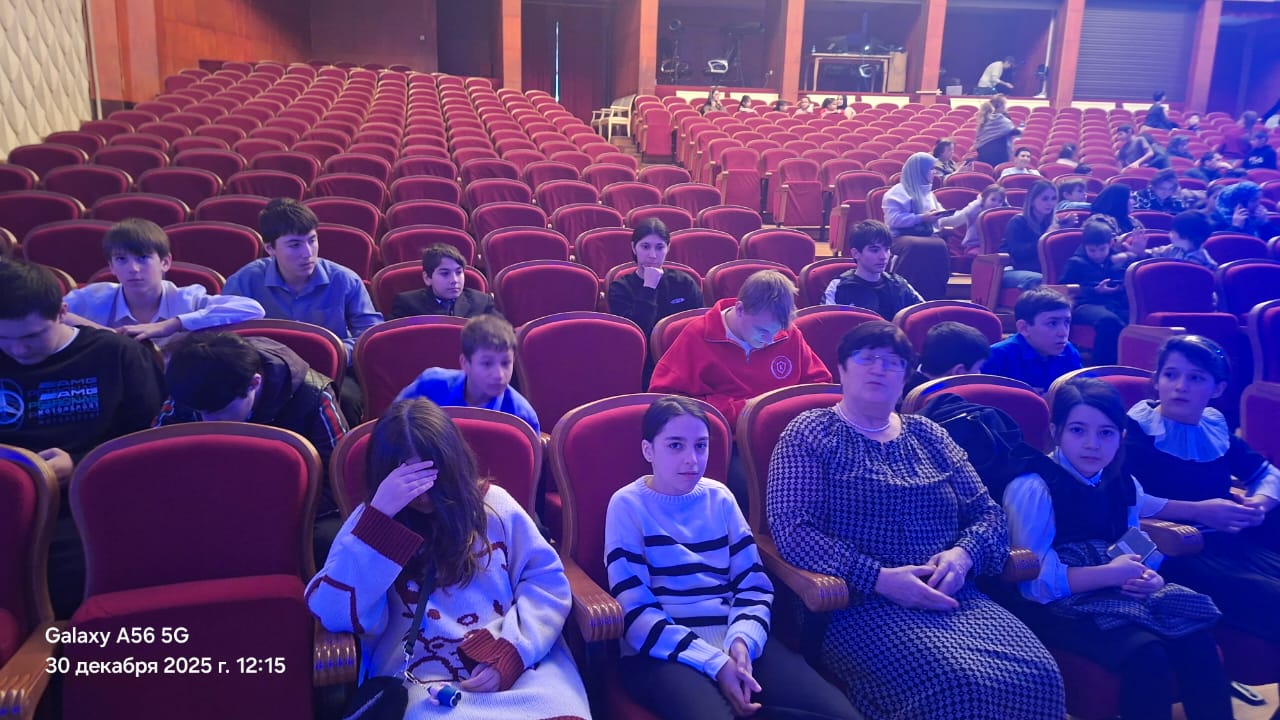 Поездка воспитанников детского дома на музыкальный спектакль «Приключения барона Мюнхгаузена»