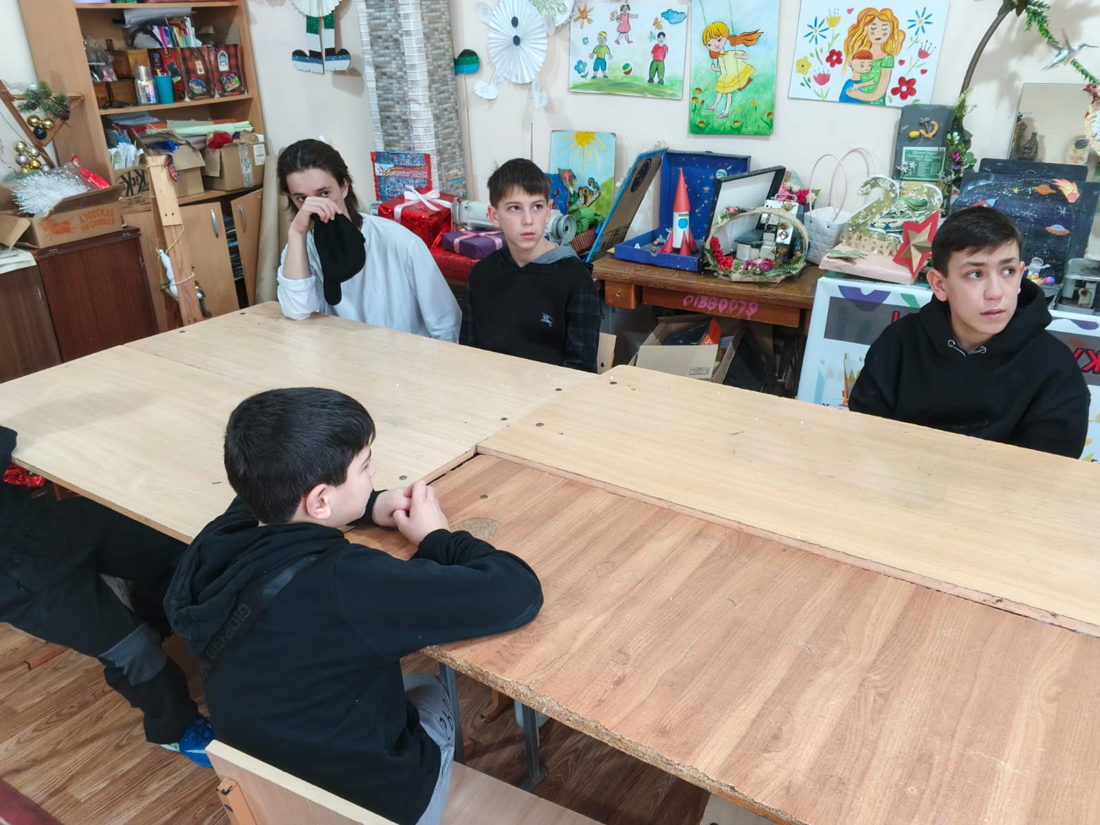 В детском доме №7 педагог т/о "Умелец" Гасайниев Г.Б. среди воспитанников групп провел интеллектуальную игру "Светофор". Состязались 2 команды.