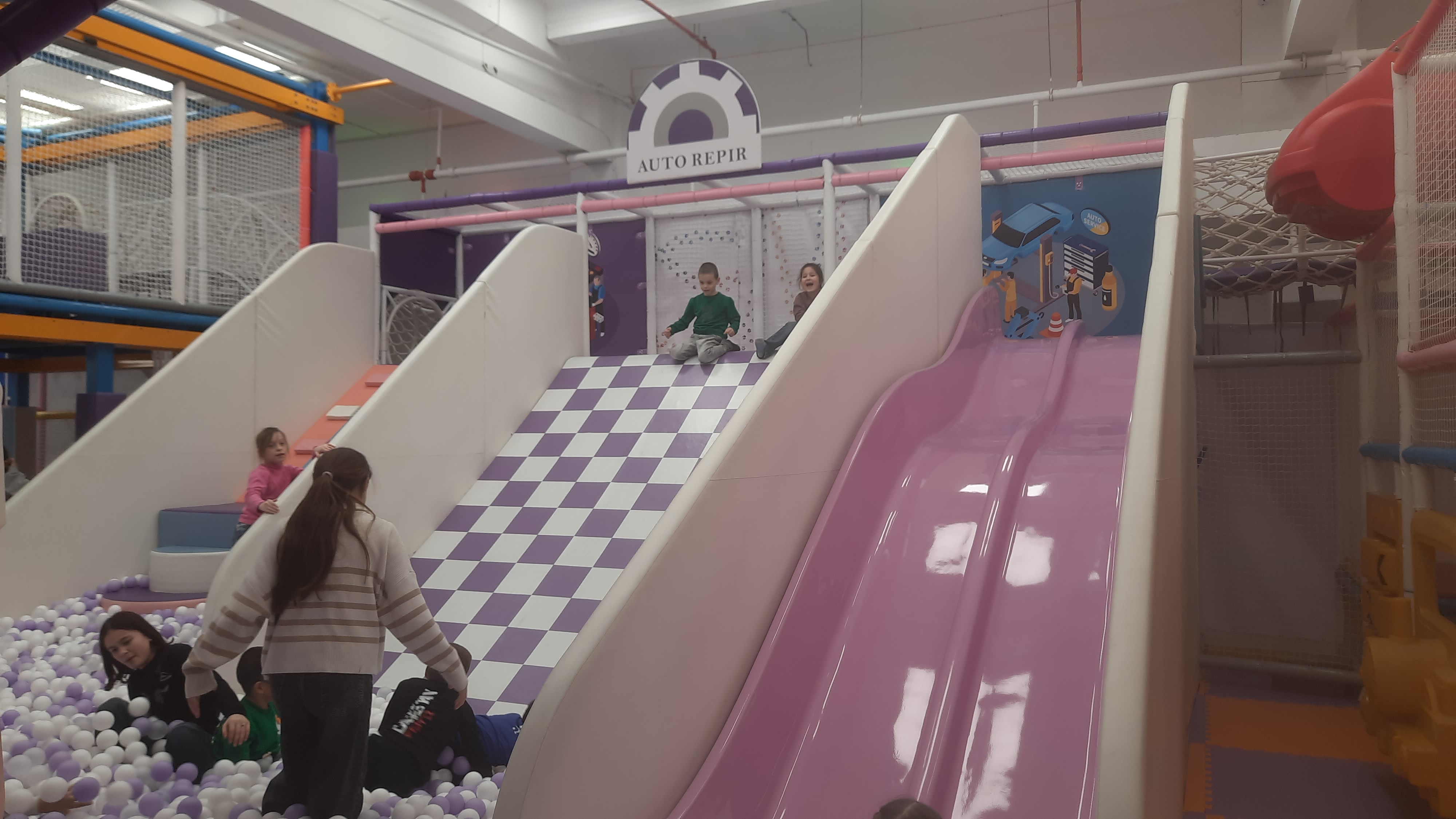 8 февраля благотворительный фонд «Живи и дари жизнь другим» организовал для воспитанников детского дома № 7 г. Избербаш поездку в детский клуб «Meow» в г. Махачкала.