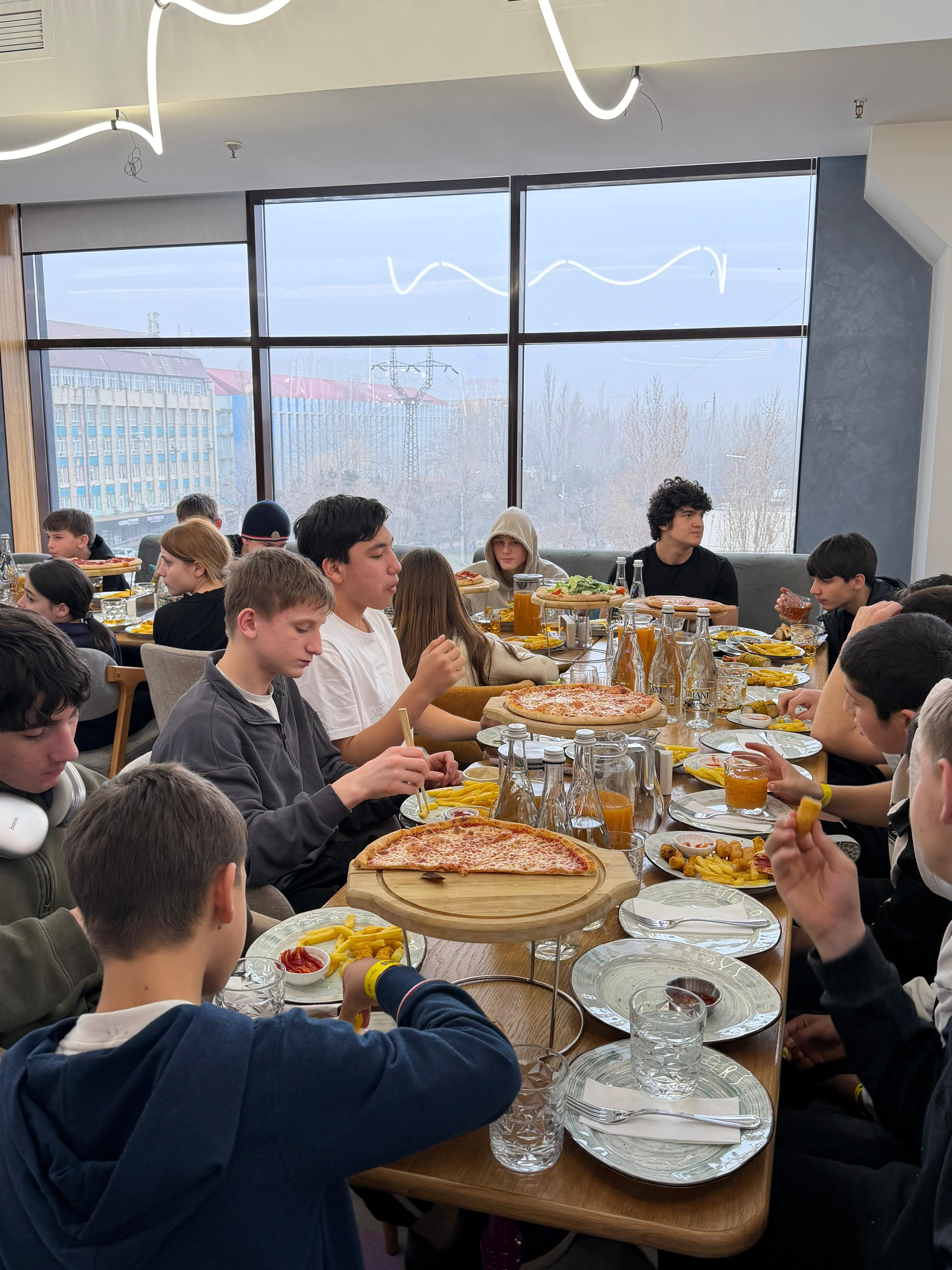 8 февраля благотворительный фонд «Живи и дари жизнь другим» организовал для воспитанников детского дома № 7 г. Избербаш поездку в детский клуб «Meow» в г. Махачкала.