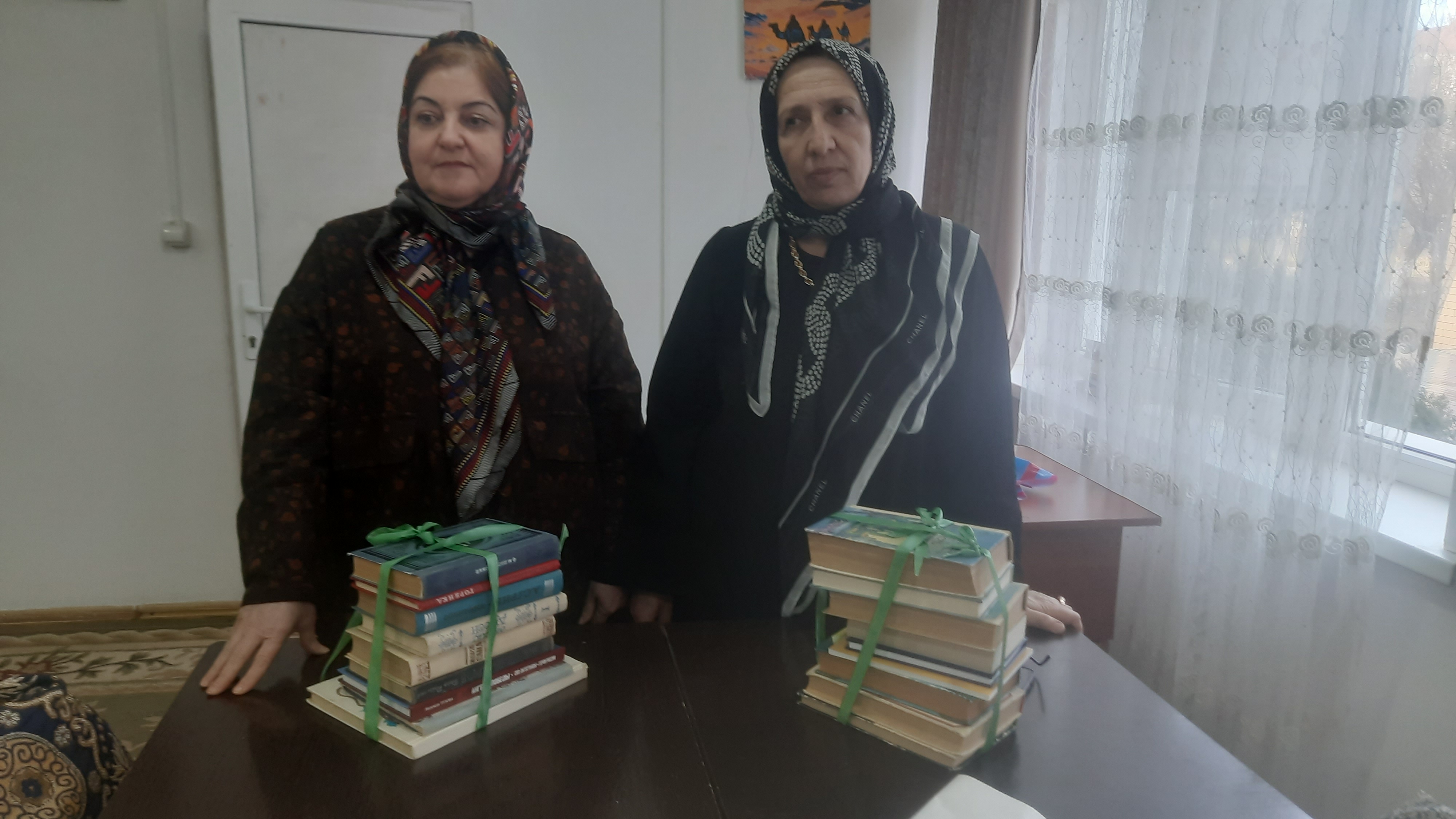 Дарение книг - дар знаний:   встреча с сотрудниками городской библиотеки г. Избербаш.