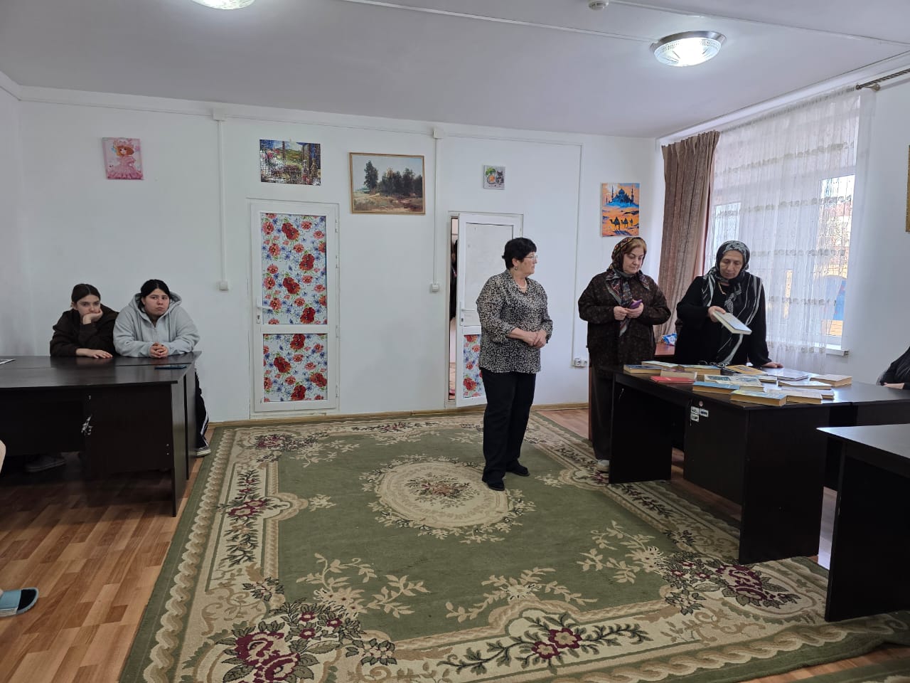 Дарение книг - дар знаний:   встреча с сотрудниками городской библиотеки г. Избербаш.