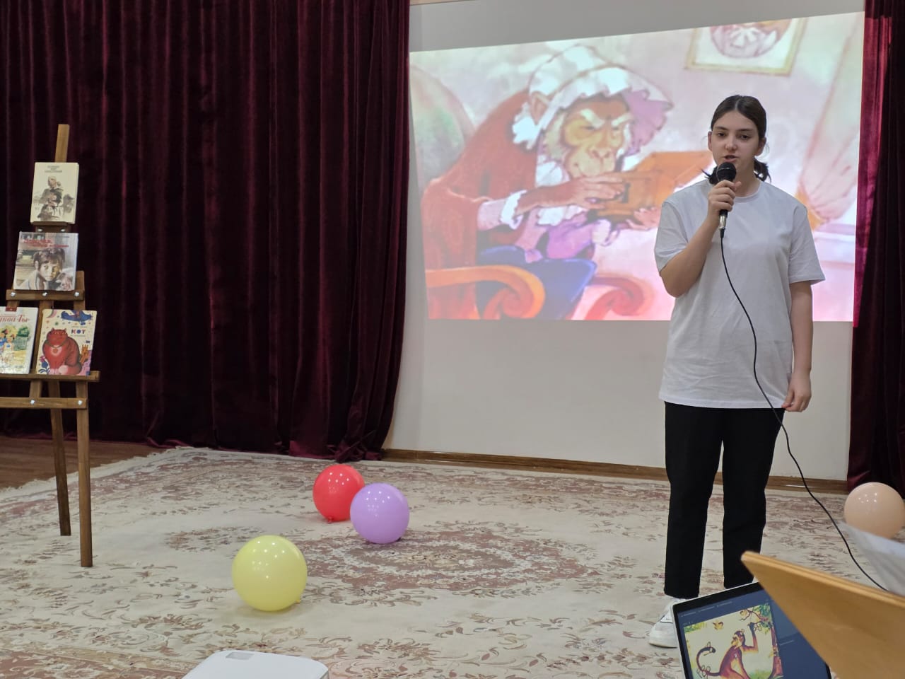 Поэзия чудесная страница  Для нас сегодня открывает дверь,  И чудо пусть любое сотворится  Ты главное в него всем сердцем верь!  Любовь и красота природы,  Дорога сказок, мир-любой, -  Подвластно все поэзии, попробуй!  И дверь в ее страну открой!