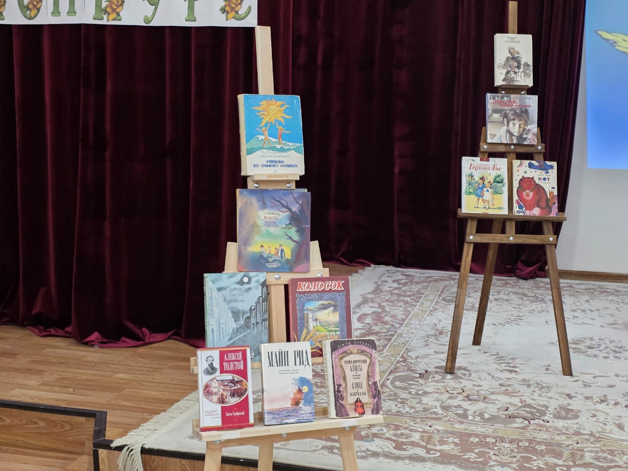 Поэзия чудесная страница  Для нас сегодня открывает дверь,  И чудо пусть любое сотворится  Ты главное в него всем сердцем верь!  Любовь и красота природы,  Дорога сказок, мир-любой, -  Подвластно все поэзии, попробуй!  И дверь в ее страну открой!