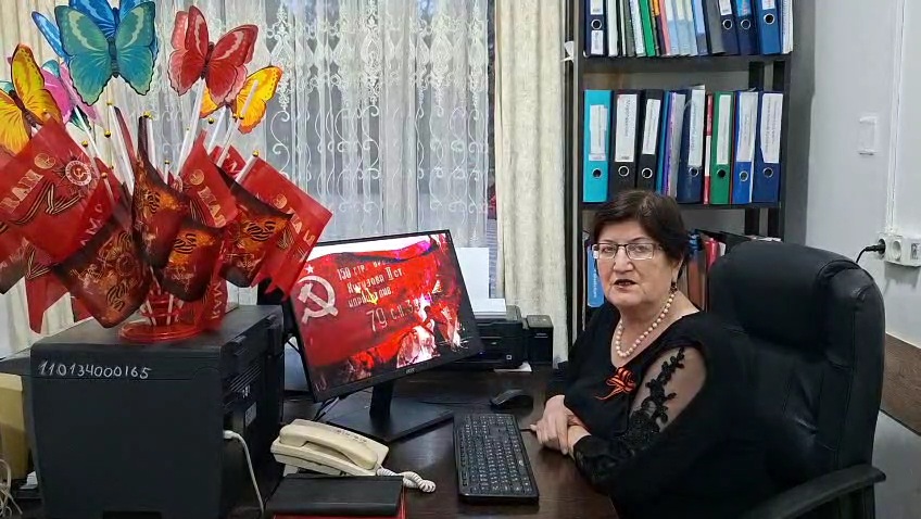 Администрация детского дома и сотрудники приняли участие во флешмобе, где читали стихи, посвящённые "Знамени Победы".