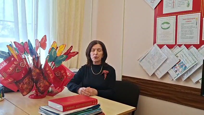 Администрация детского дома и сотрудники приняли участие во флешмобе, где читали стихи, посвящённые "Знамени Победы".