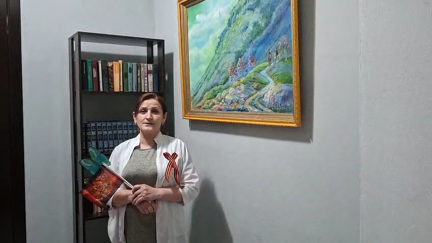 Администрация детского дома и сотрудники приняли участие во флешмобе, где читали стихи, посвящённые "Знамени Победы".