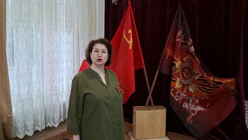 Администрация детского дома и сотрудники приняли участие во флешмобе, где читали стихи, посвящённые "Знамени Победы".