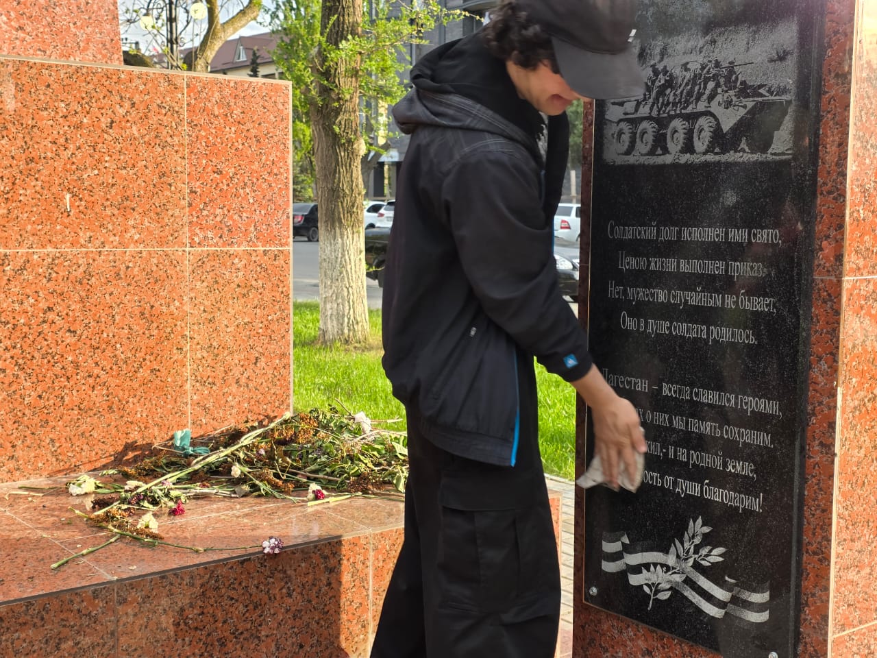 Уборка на территории у памятников погибшим в годы Великой Отечественной войны.