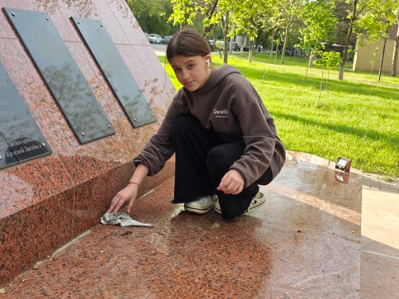 Уборка на территории у памятников погибшим в годы Великой Отечественной войны.